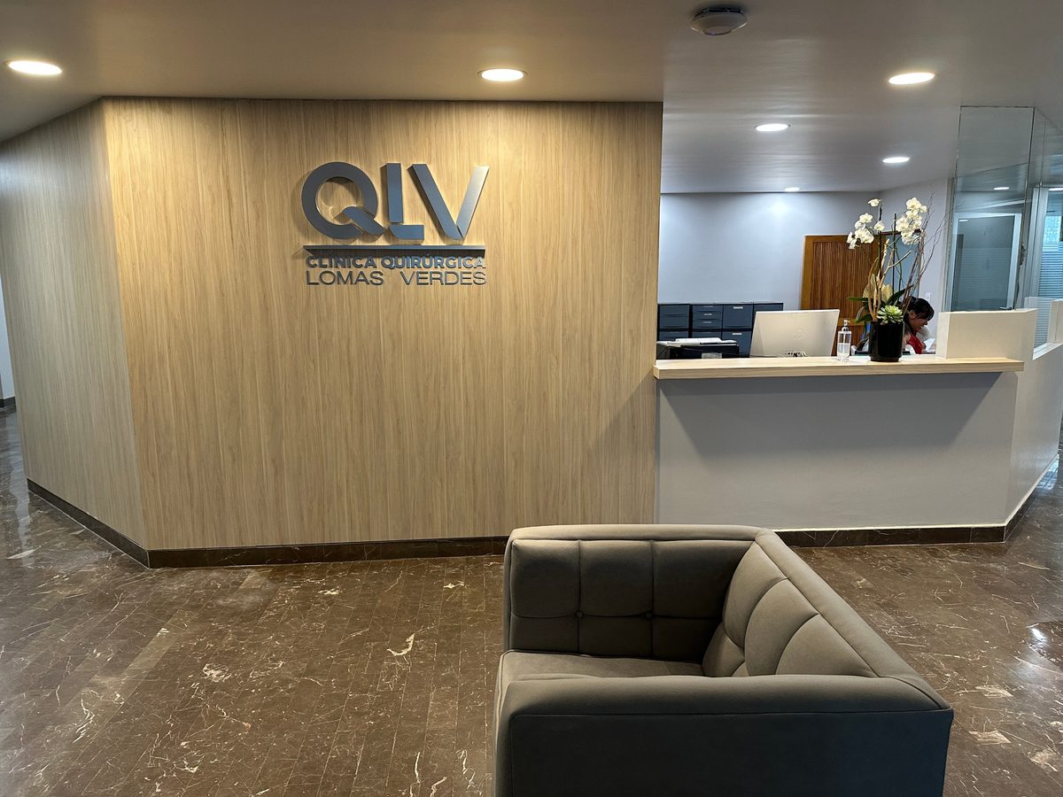 Recepción de Clínica Quirúrgica Lomas Verdes en Naucalpan